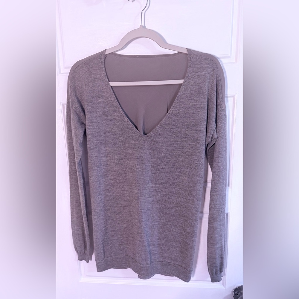 #22 Line the lane cashmere Front silk back Women’s V-Neck Long Sleeve Top - Gray